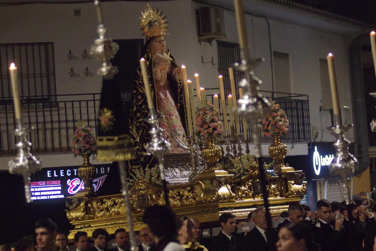 Rosario vespertino de la Virgen de los Dolores de Puerto de la Torre, en imágenes