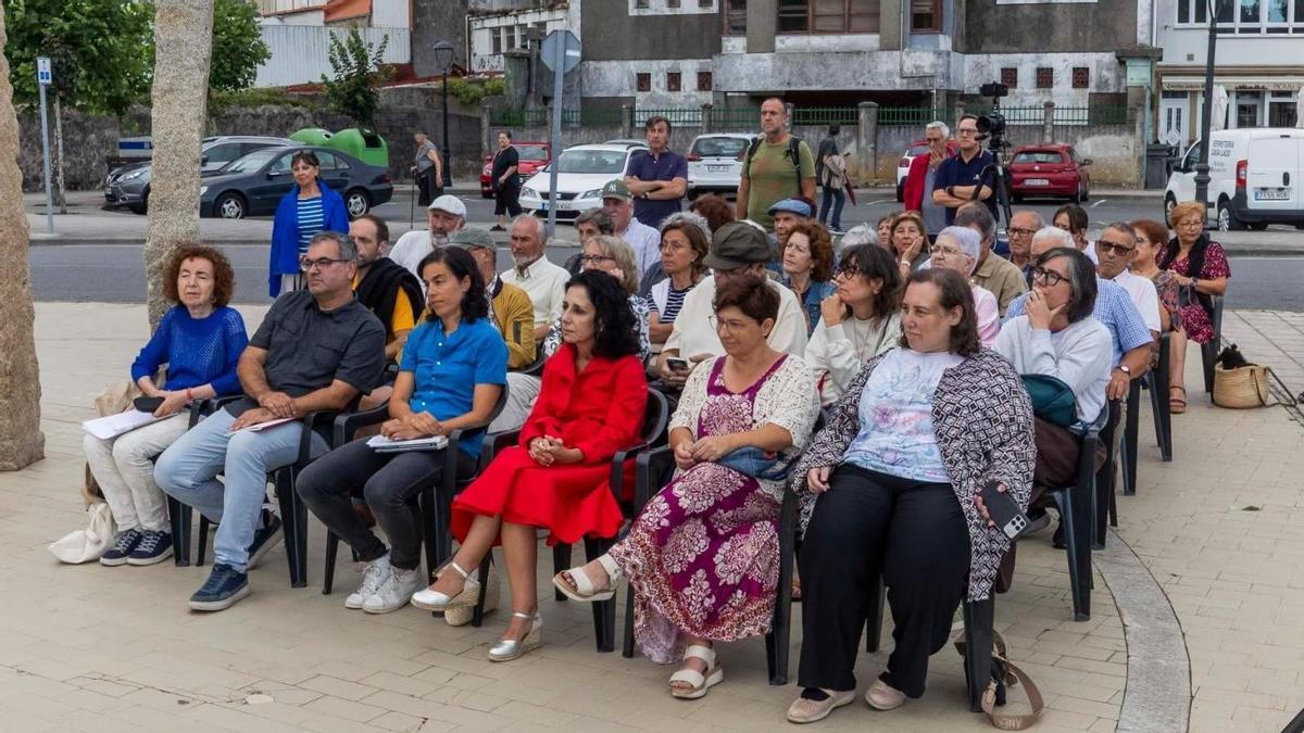 Asistentes a un dos recitais do programa Poesía na rúa.