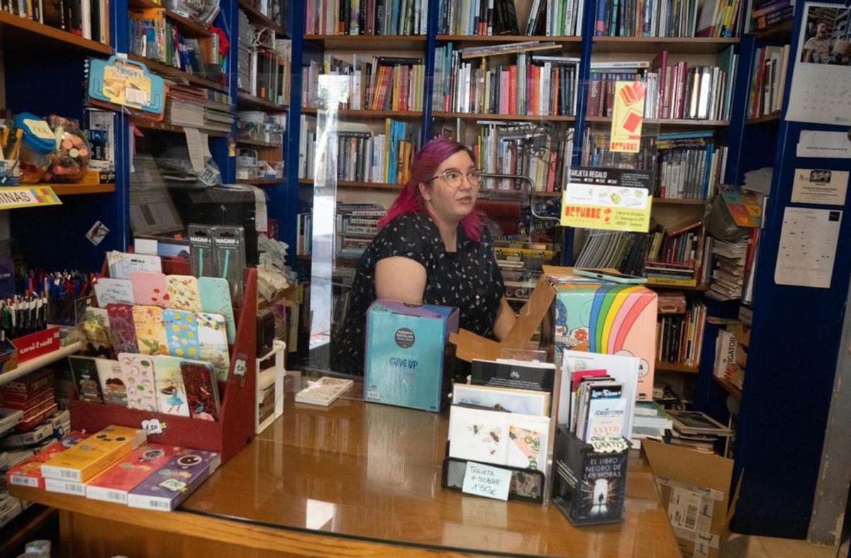 Carla Sánchez, propietaria de la Librería Octubre. | Jose Luis Fernández