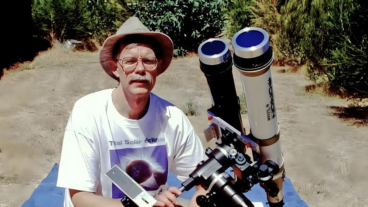 El Dr. Fred Espenak, reconegut astrofísic de la NASA