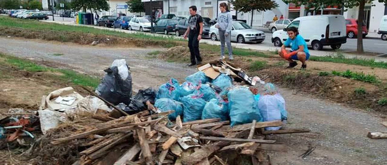 Los jóvenes limpian por su cuenta el prao de la fiesta de Lugones, sucio desde agosto