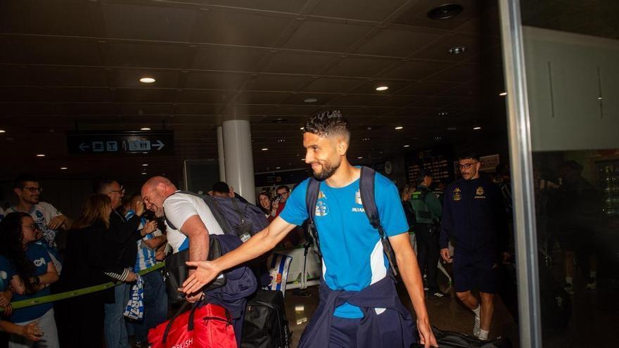 La afición acude en masa a Alvedro para recibir al Dépor tras la victoria en Cádiz