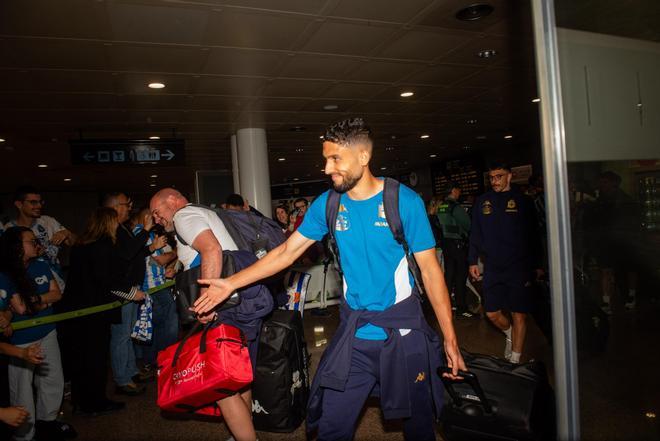 La afición acude en masa a Alvedro para recibir al Dépor tras la victoria en Cádiz