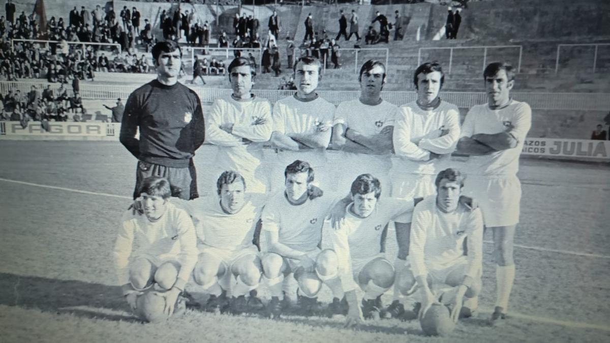 José Luis Martín Vila, arriba segundo por la izquierda en una foto histórica