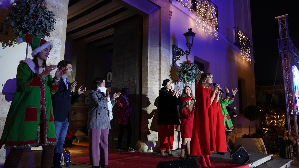 Acto de encendido de iluminación por Navidad en Paterna con Gisela