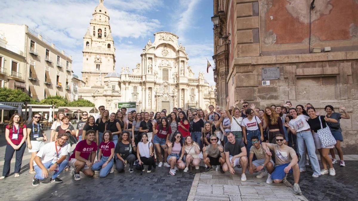 El estudiantado internacional disfruta de una visita guiada por el centro de Murcia