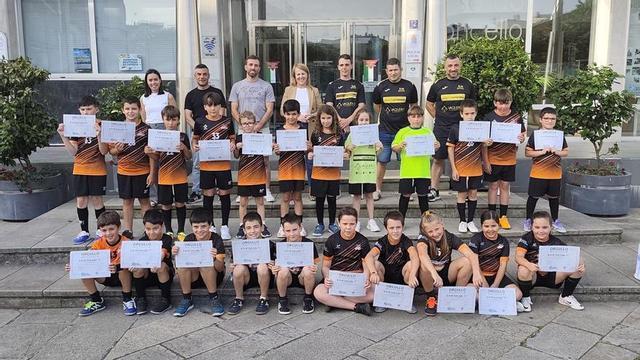 Xogadores da sección benxamín A e C co distintivo de Orgullo Salcedense.   | //D.P.