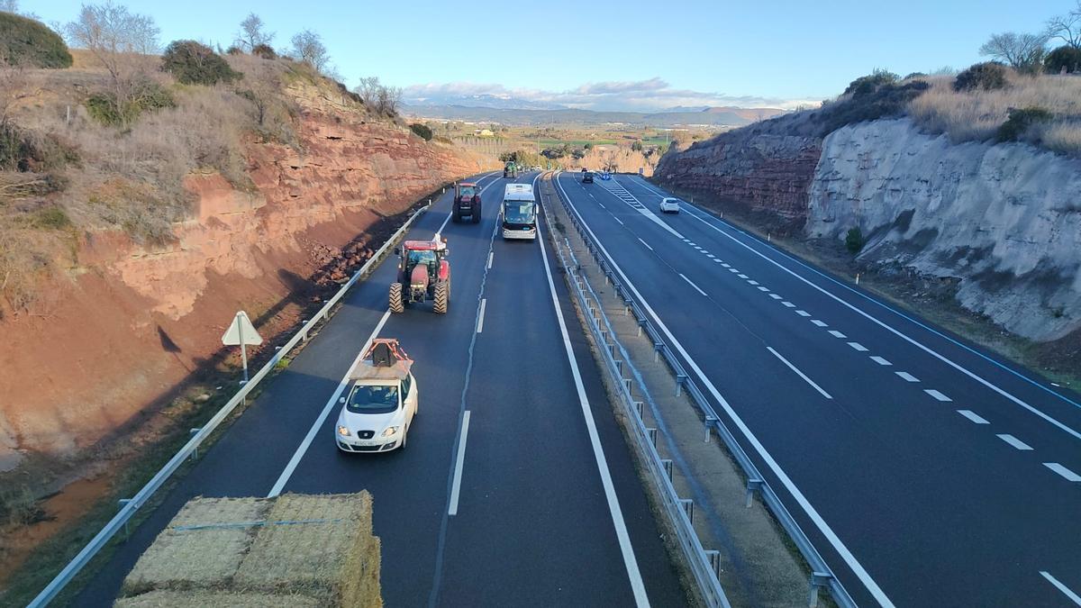 Tractors del Bages i el Berguedà marxen per la C-16 cap a Barcelona per celebrar el segon aniversari de la Revolta Pagesa