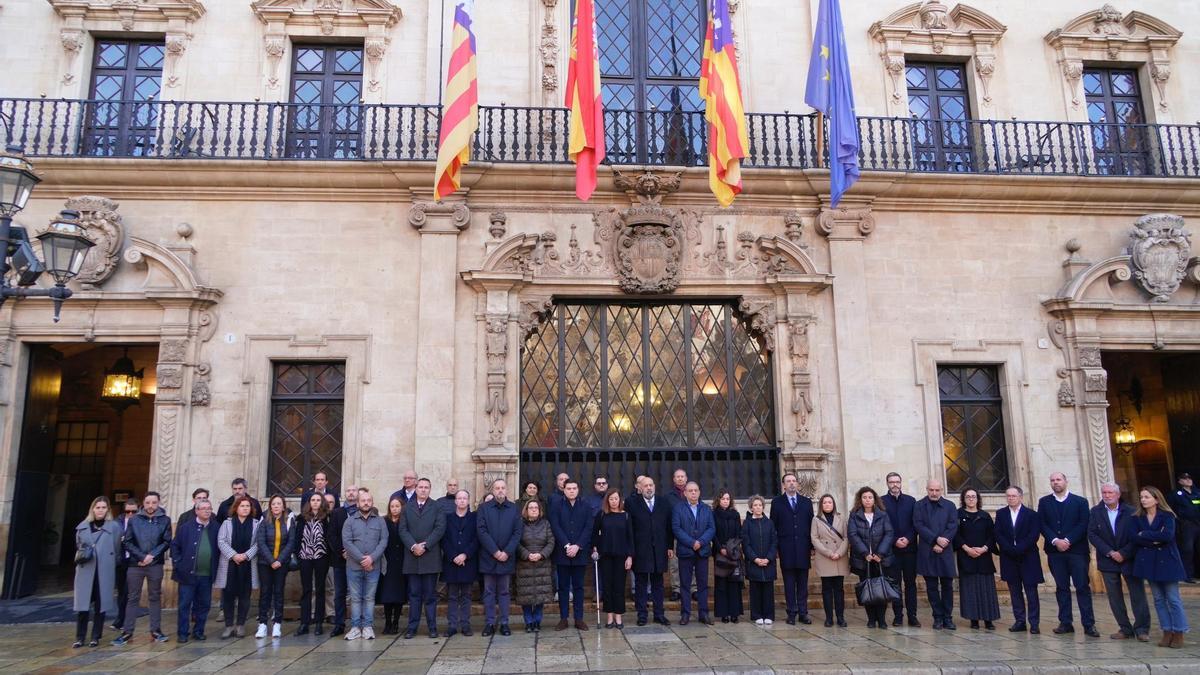 El sentido minuto de silencio en memoria del expresident Francesc Antich.