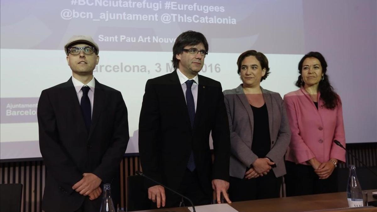 Albert Royo, Carles Puigdemont, Ada Colau y María Jesús Vega en el Forum internacional sobre acogida e integración de personas refugiadas de la Unión Europea, en Barcelona.
