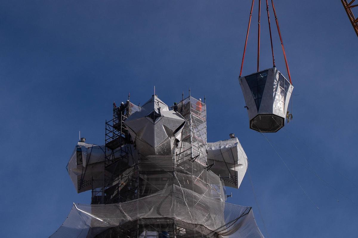 La Sagrada Família coloca la cima de su torre principal
