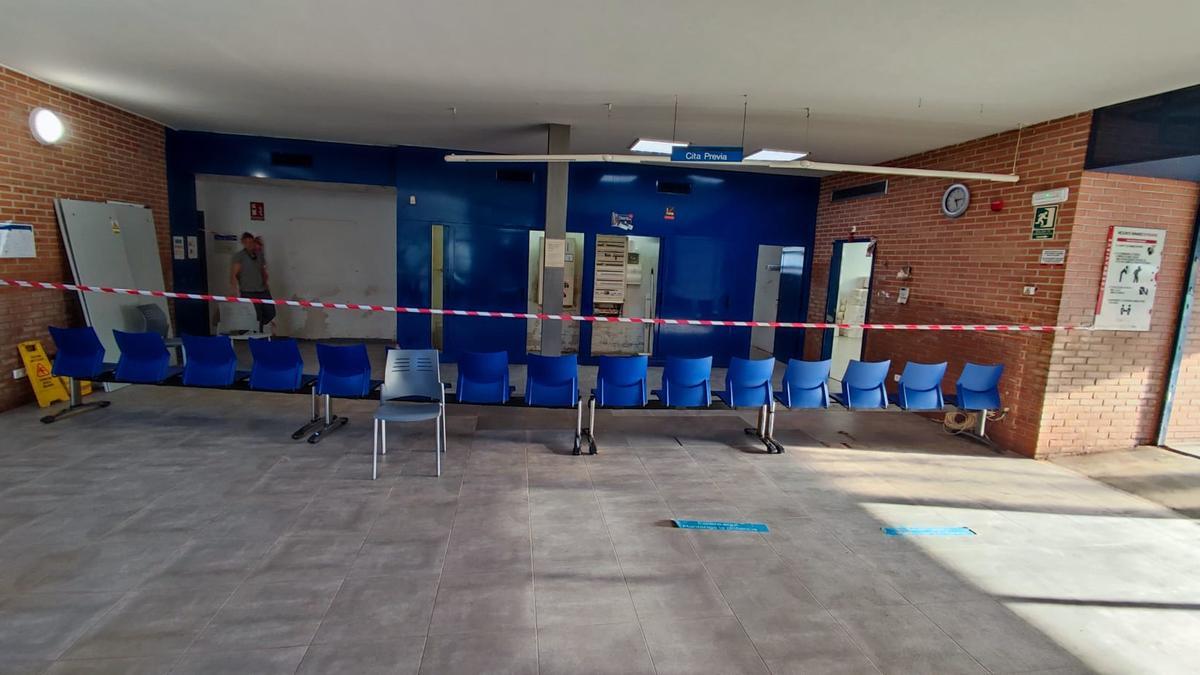 Una de las salas cerradas en el centro de salud de Aldaia, uno de los más afectados por la dana.