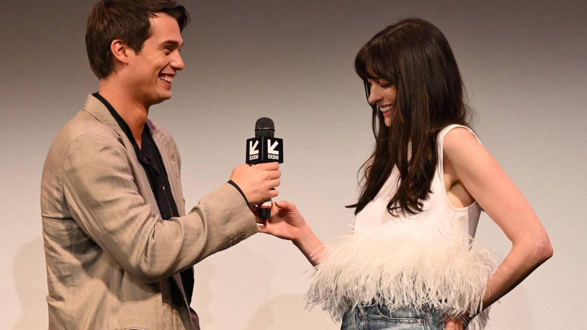 Anne Hathaway solo ha necesitado un top de plumas para brillar con unos vaqueros