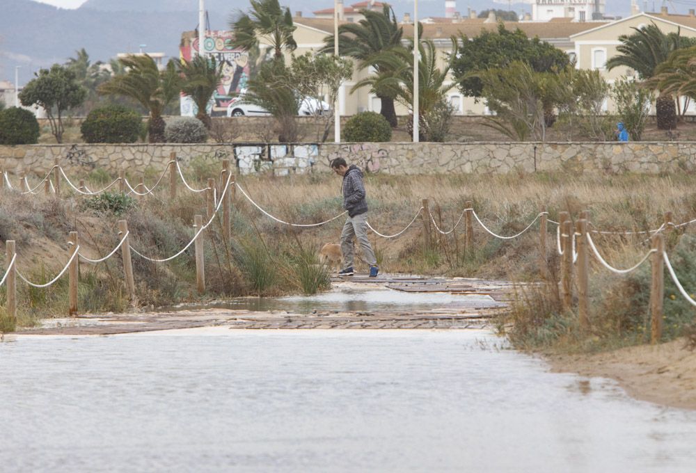 El temporal inunda los accesos a la playa del Port de Sagunt