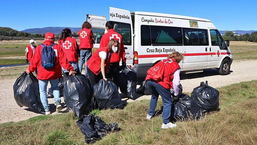 Basura recogida durante la salida de ayer en el embalse de Cernadilla. | Cedida