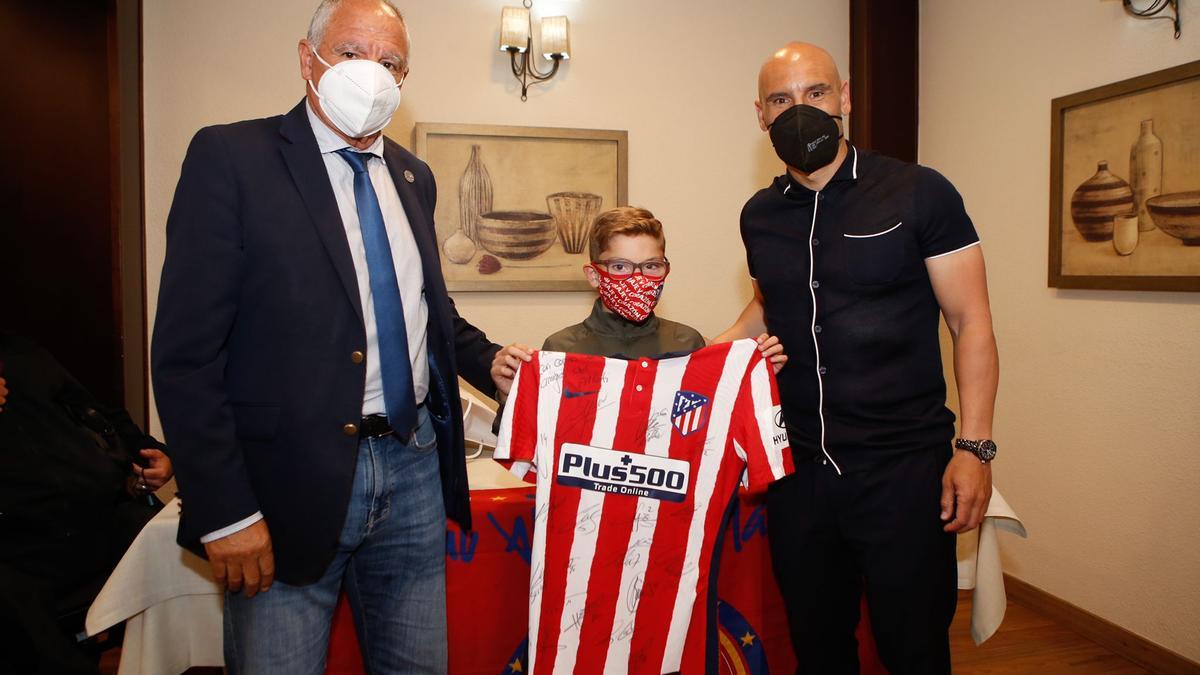 Fernando Zambrano y José María Movilla le entregan a Pablo la camiseta dedicada por la plantilla del Atlético de Madrid.