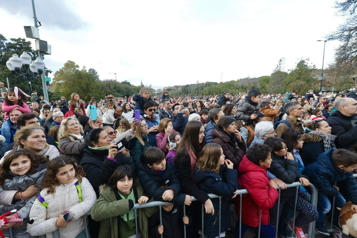 En imágenes | Los Reyes Magos ya están en Zaragoza: miles de familias los reciben en el Parque Grande