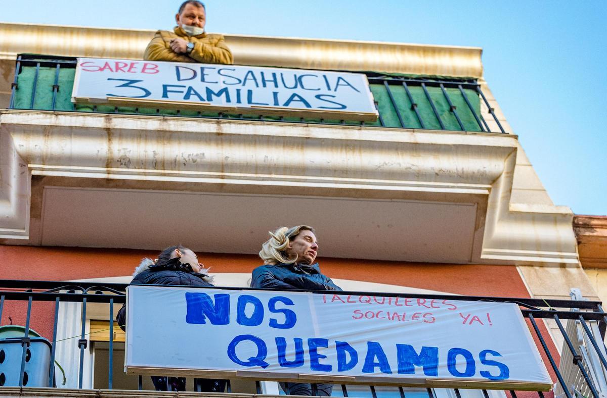 Las familias afectadas en los balcones durante la movilización
