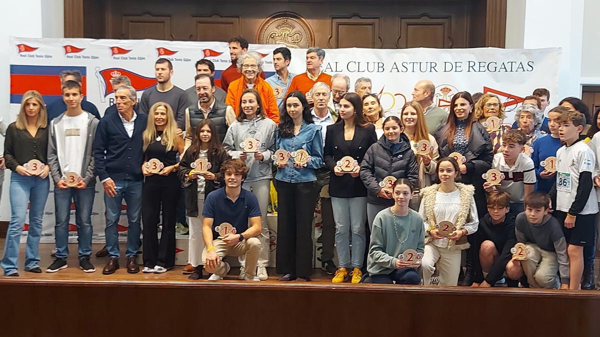 Los premiados durante la carrera solidaria.