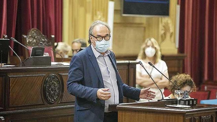 March contestando ayer a la oposición en su comparecencia en el pleno del Parlament.