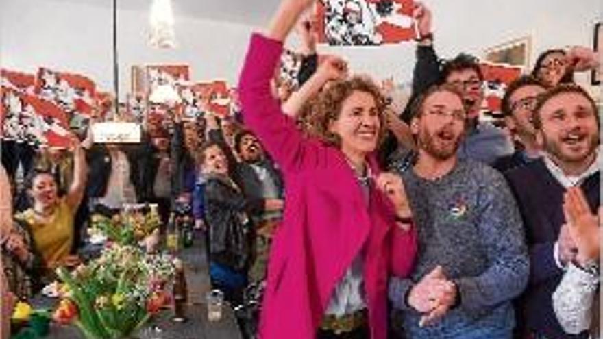 Els membres de la ONG en contra de la iniciativa, celebrant la victòria.