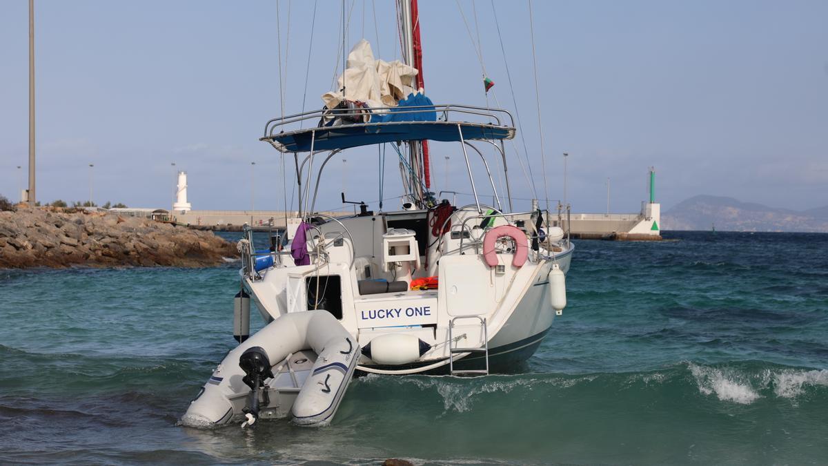 El velero quedó embarrancado a pocos metros de la costa