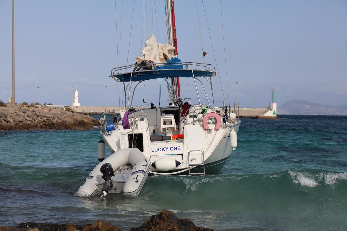 El velero quedó embarrancado a pocos metros de la costa