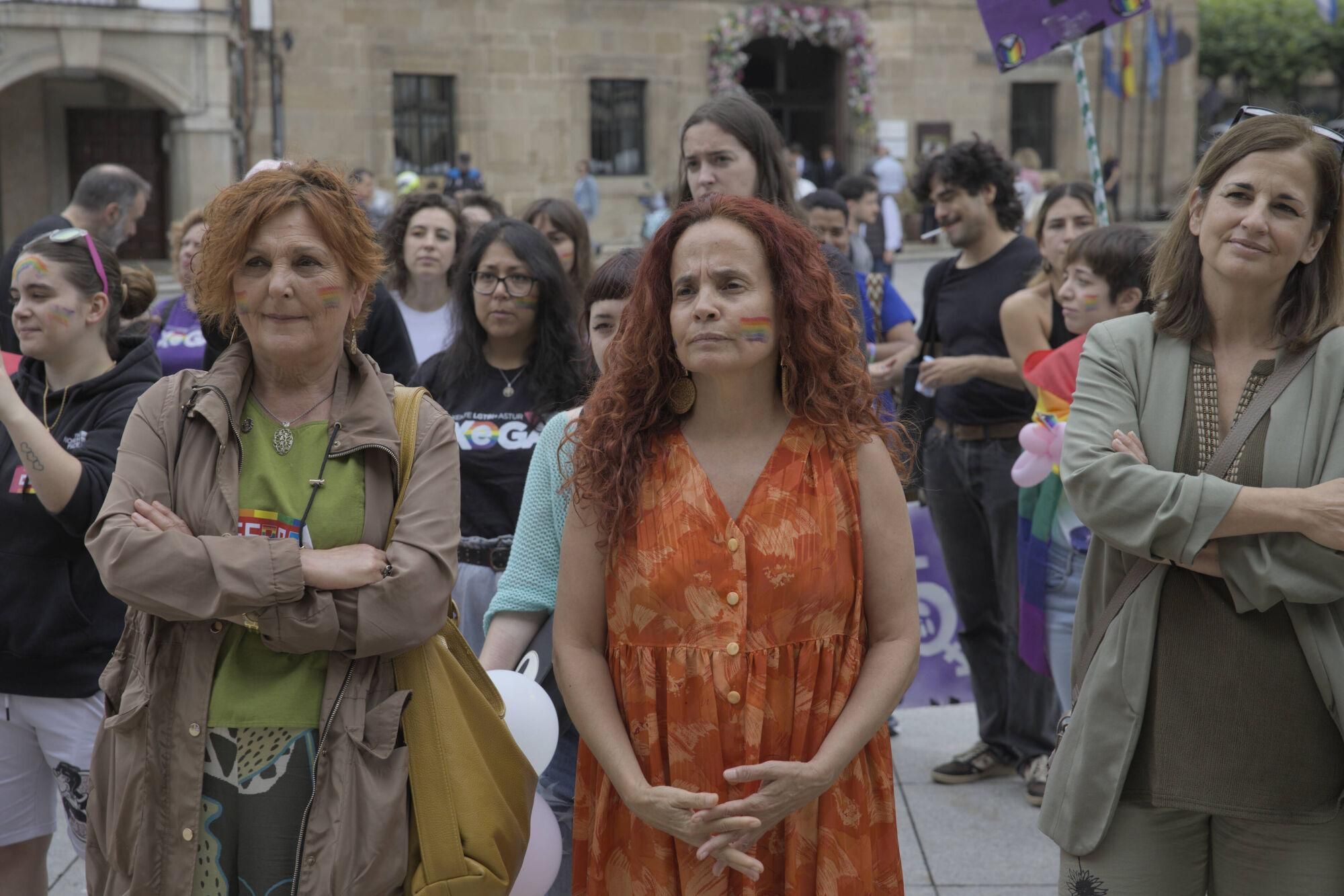 En imágenes: Así fue la manifestación LGTBI de Avilés, con "Santina de Queervadona" incluida
