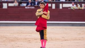 Fernando Robleño recibe el cariño de Las Ventas tras estoquear al quinto de la tarde