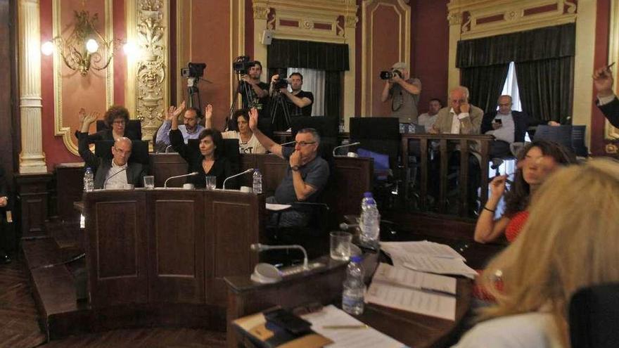 Los ediles de la posición votan contra la concesión de la subvención al COB, ayer, en pleno. // J. Regal