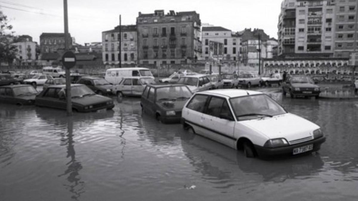 Coches arrastrados por las inundaciones y desbordamientos de ríos y arroyos en la capital