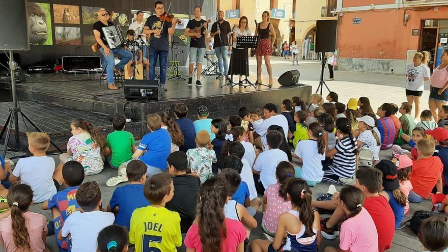 Imagen del concierto didáctico celebrado ayer en la plaza Major de Vila-real.