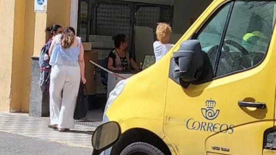 Correos atiende a los usuarios en un garaje por el mal estado de la oficina