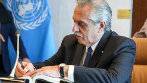 El presidente de Argentina, Alberto Fernández, durante una reunión con el secretario general de la ONU, António Guterres, en Nueva York a finales de marzo.
