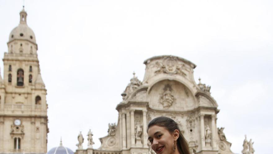 Silvia Martínez y Ana Luna Puerta posan frente a la Catedral.