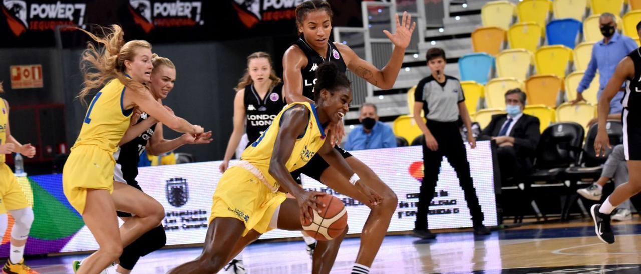 Maya Caldwell intenta una penetración durante la pasada campaña en el partido del SPAR frente al London Lions, en el Arena. | | A.M