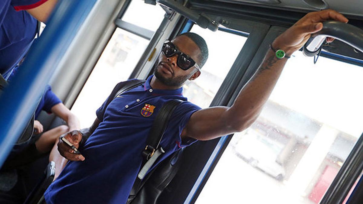 Alex Song, en el autobús que ha trasladado al equipo al avión para viajar a Birmingham