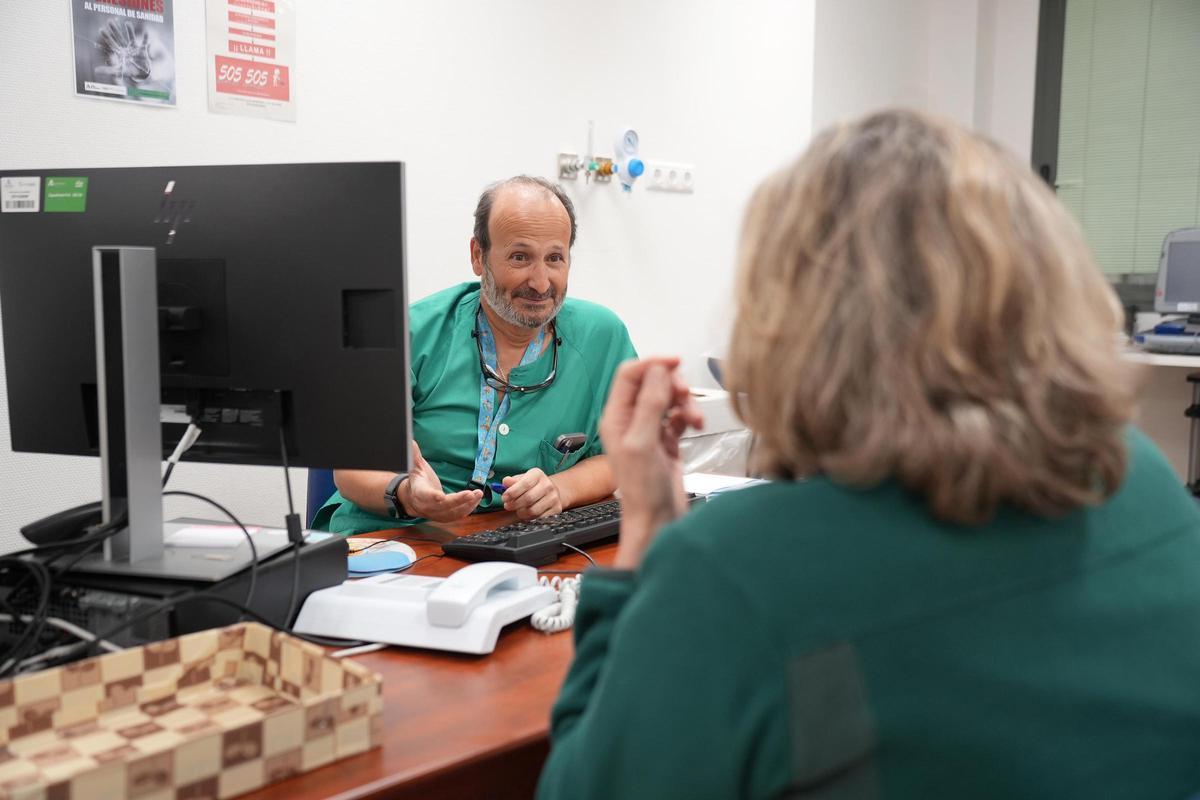 El especialista en Cardiología del hospital Reina Sofía José Segura, en una consulta.