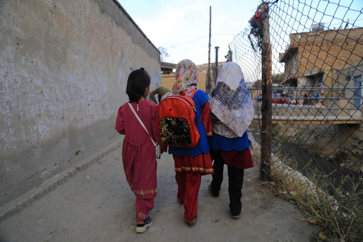 Unas hermanas afganas enseñan el arte del circo a niños en Kabul