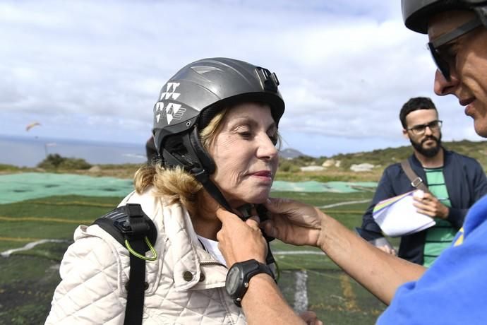 10-05-19 LAS PALMAS DE GRAN CANARIA. ZONA DE SALTOS PARAPENTE DE LOS GILES. LAS PALMAS DE GRAN CANARIA. Nardy Barrios en parapente.  Nardy Barrios se tira en parapente desde Los Giles junto a una persona que ganó un concurso. Fotos: Juan Castro  | 10/05/2019 | Fotógrafo: Juan Carlos Castro