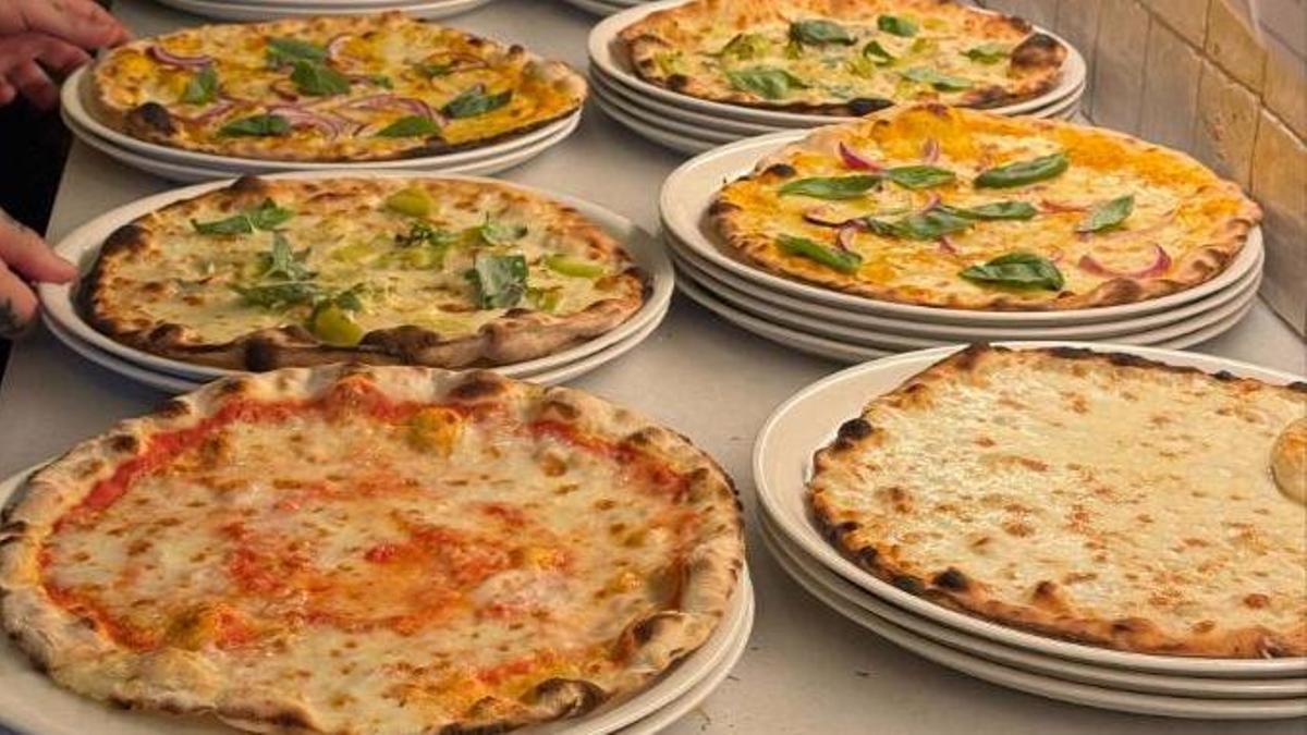 Pizzes a la cuina del Pizzabar.