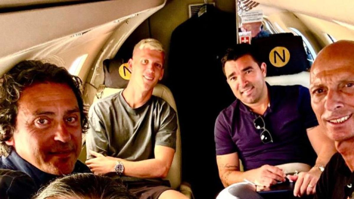 Juanma López y Deco junto a Dani Olmo y su padre en el avión viajando a Barcelona