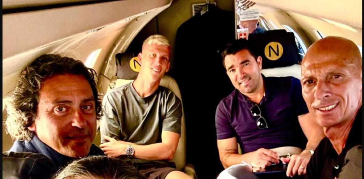 Juanma López y Deco junto a Dani Olmo y su padre en el avión viajando a Barcelona