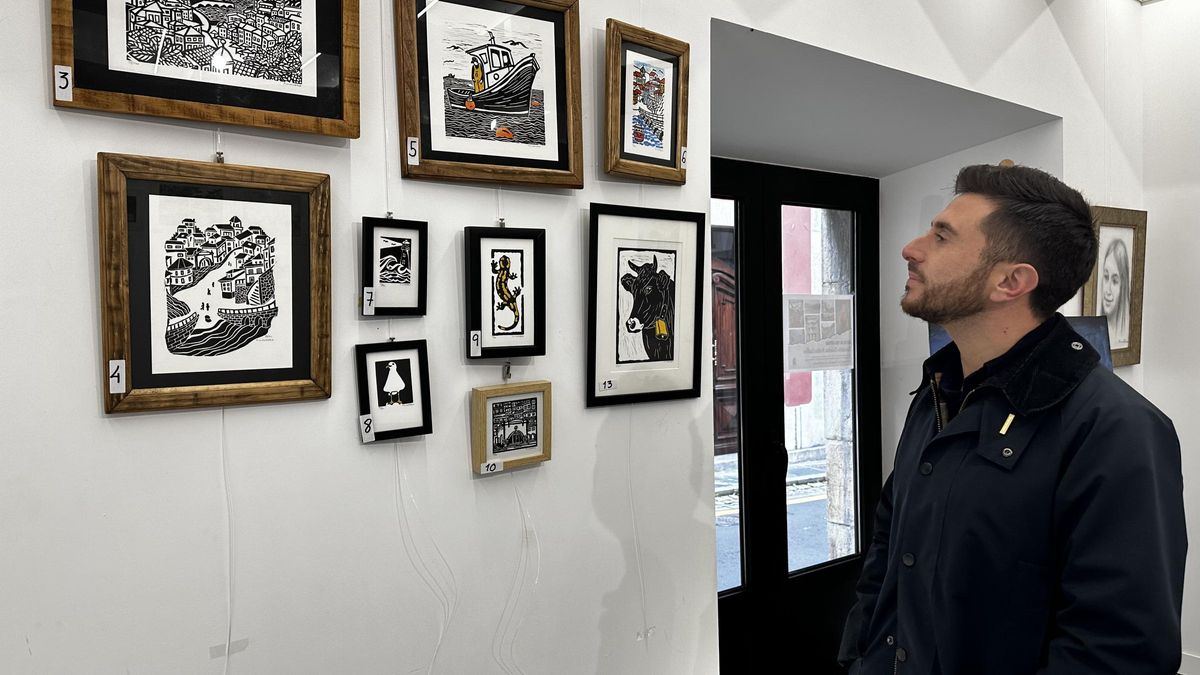Carlos Valle, en la sala, observando la exposición conjunta que se puede ver hasta el próximo 9 de diciembre.