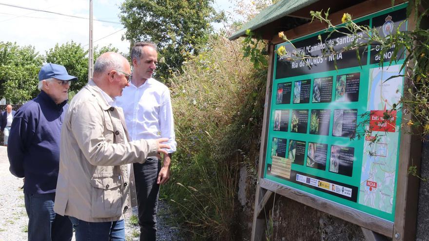 Freire inaugura o renovado tramo do Camiño pola ría Muros-Noia