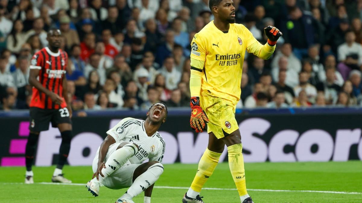 Vinicius hace teatro ante un choque con el portero del Milan