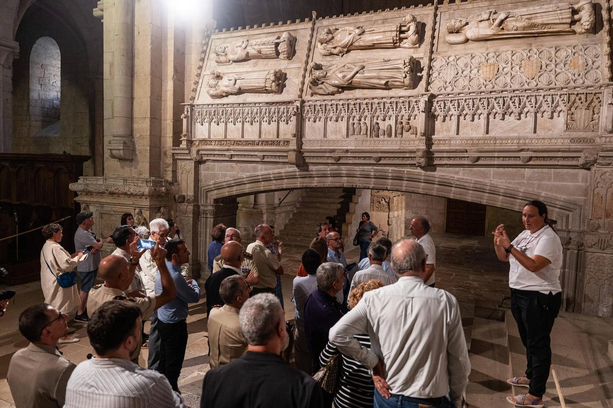 Un momento de la visita de los historiadores y miitares participantes en las jornadas del CSIC al templo del monasterio de Poblet