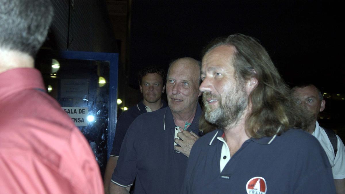 El rey Harald V de Noruega --en el centro de la imagen-- en 2003 con motivo de su participación en la regata Costa Azahar.