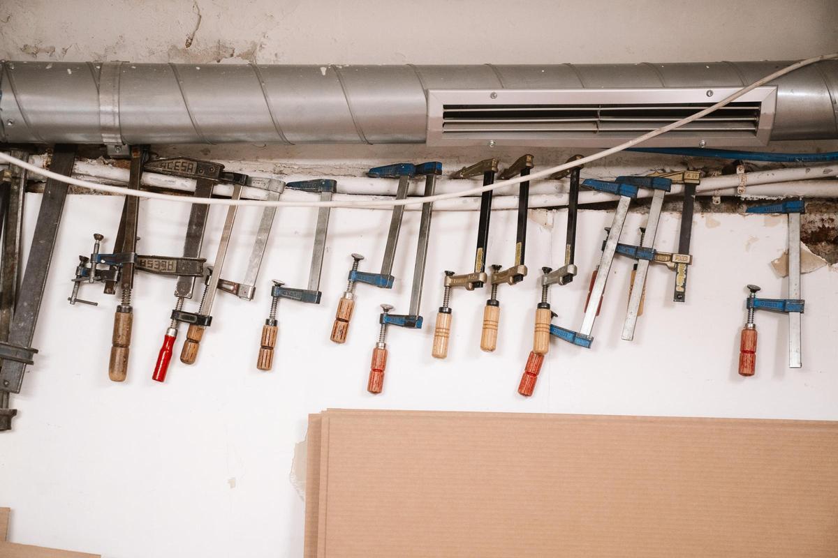 A la semana, la joven atiende una media de 30 clientes, cada uno con una idea distinta en la mente.