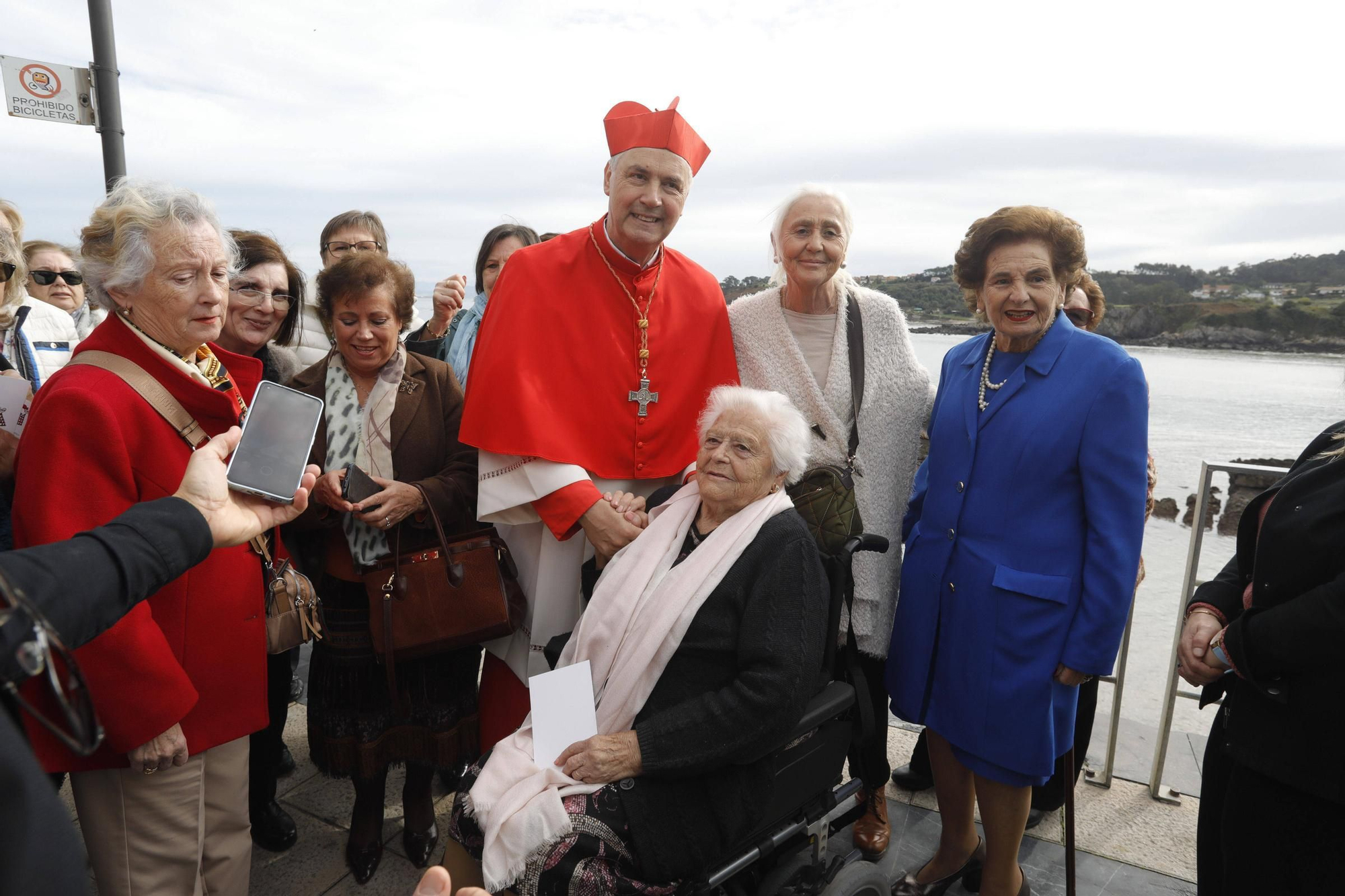 El cardenal Ángel Fernández Artime oficia la primera misa cardenalicia de Gozón en el día de Todos los Santos en la parroquia de Santa María de Luanco
